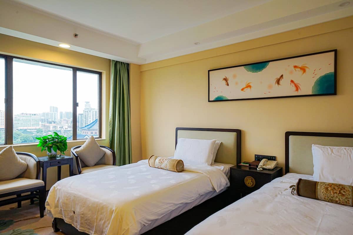 Habitación superior con 2 camas individuales, 2 camas individuales, vista al jardín | Ropa de cama de alta calidad y caja de seguridad en la habitación