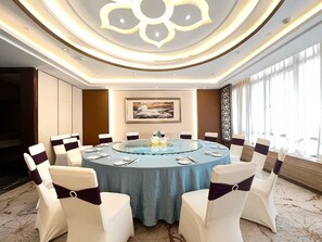 3 restaurants, breakfast, lunch, dinner served; Chinese cuisine 