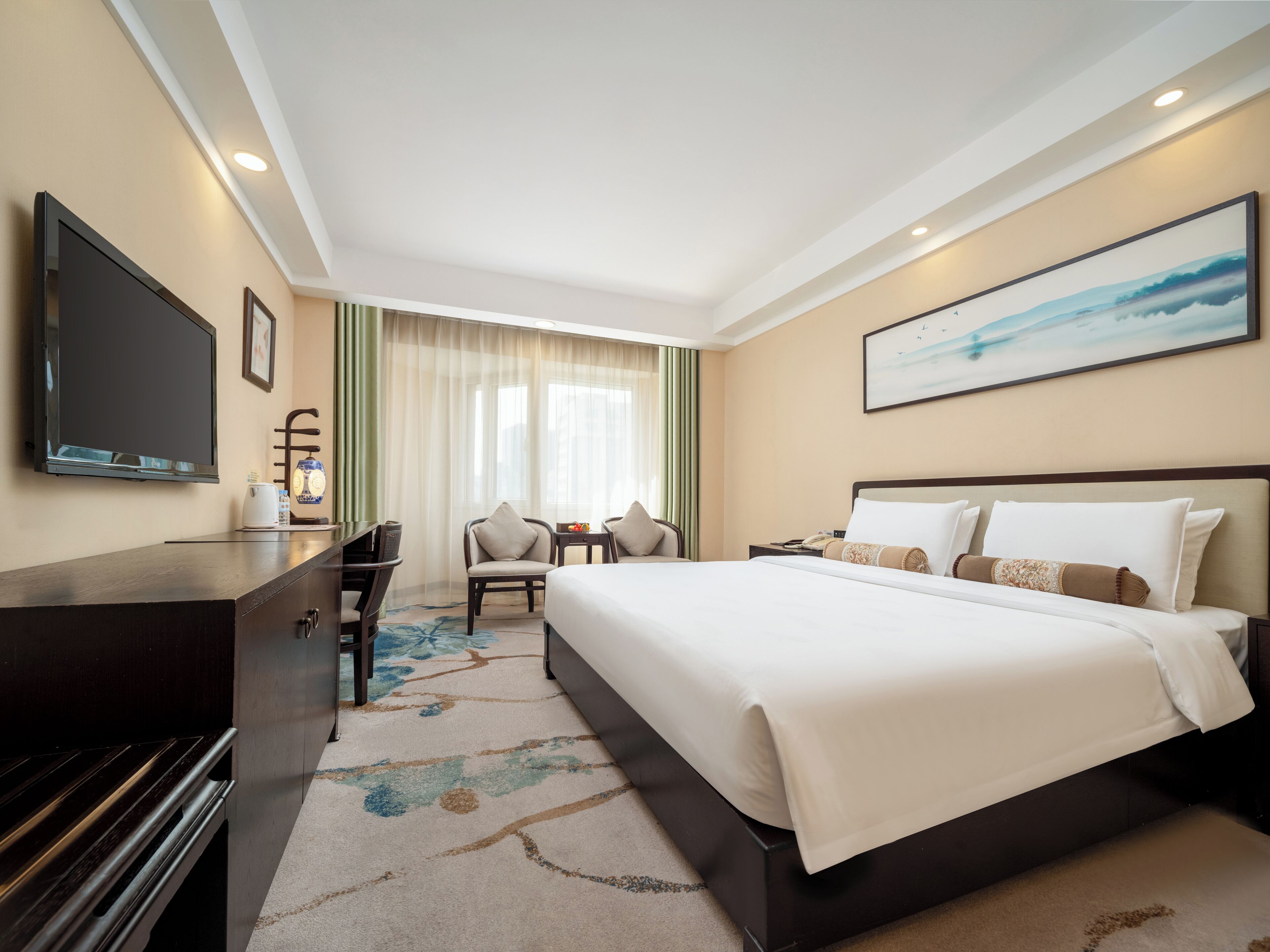 舒适大床房 | 高档床上用品、客房内保险箱、特色装修、办公桌