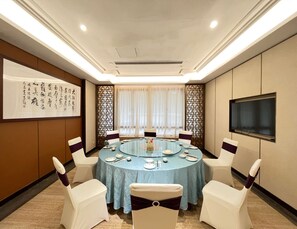 3 间餐厅，供应早餐、午餐和晚餐，中国菜