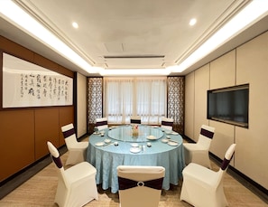 3 间餐厅,供应早餐、午餐和晚餐,中国菜
