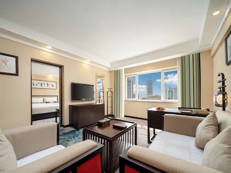 Ropa de cama de alta calidad y caja de seguridad en la habitación . Guangdong Hotel