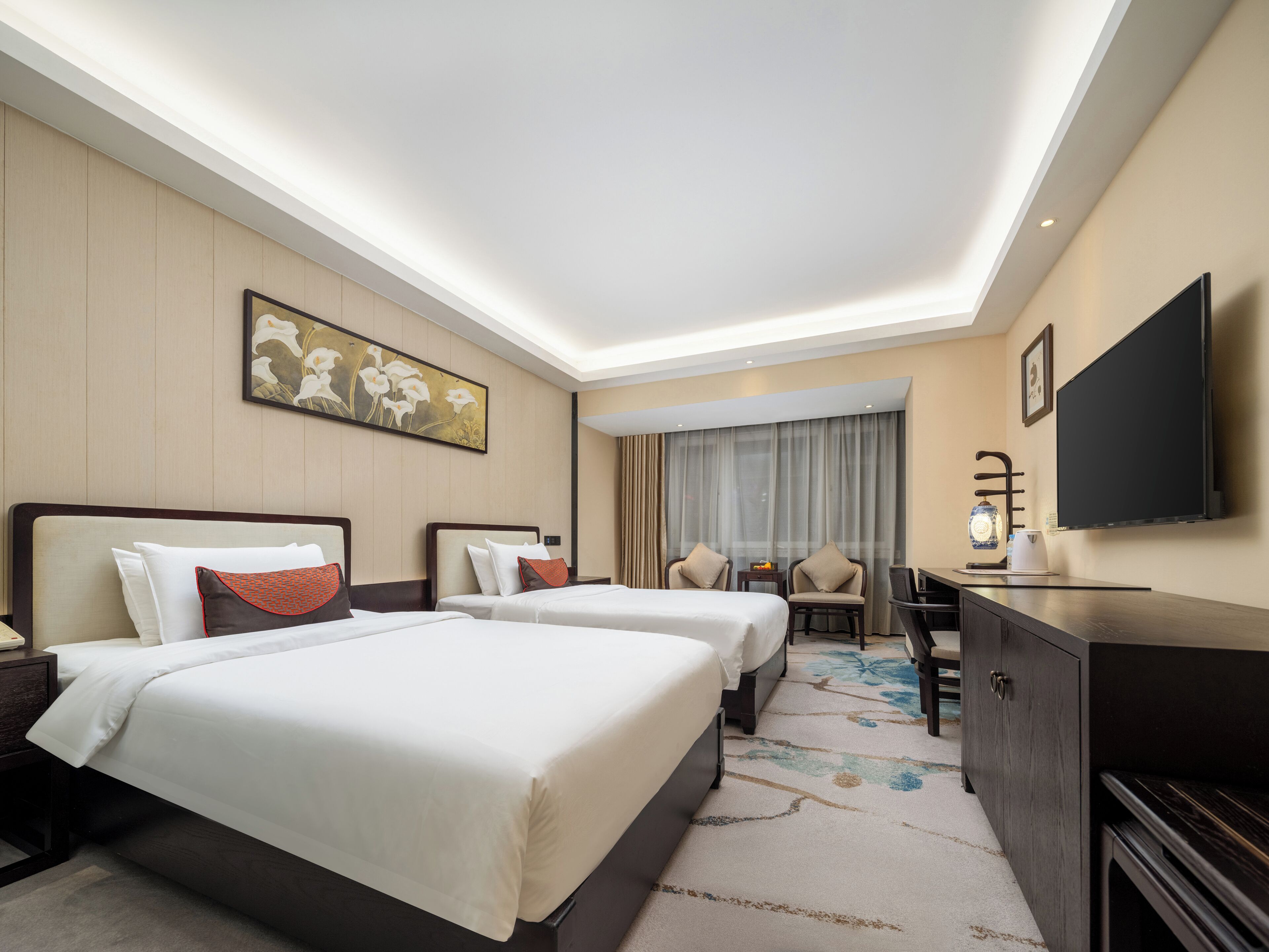 高档床上用品、客房内保险箱、特色装修、办公桌