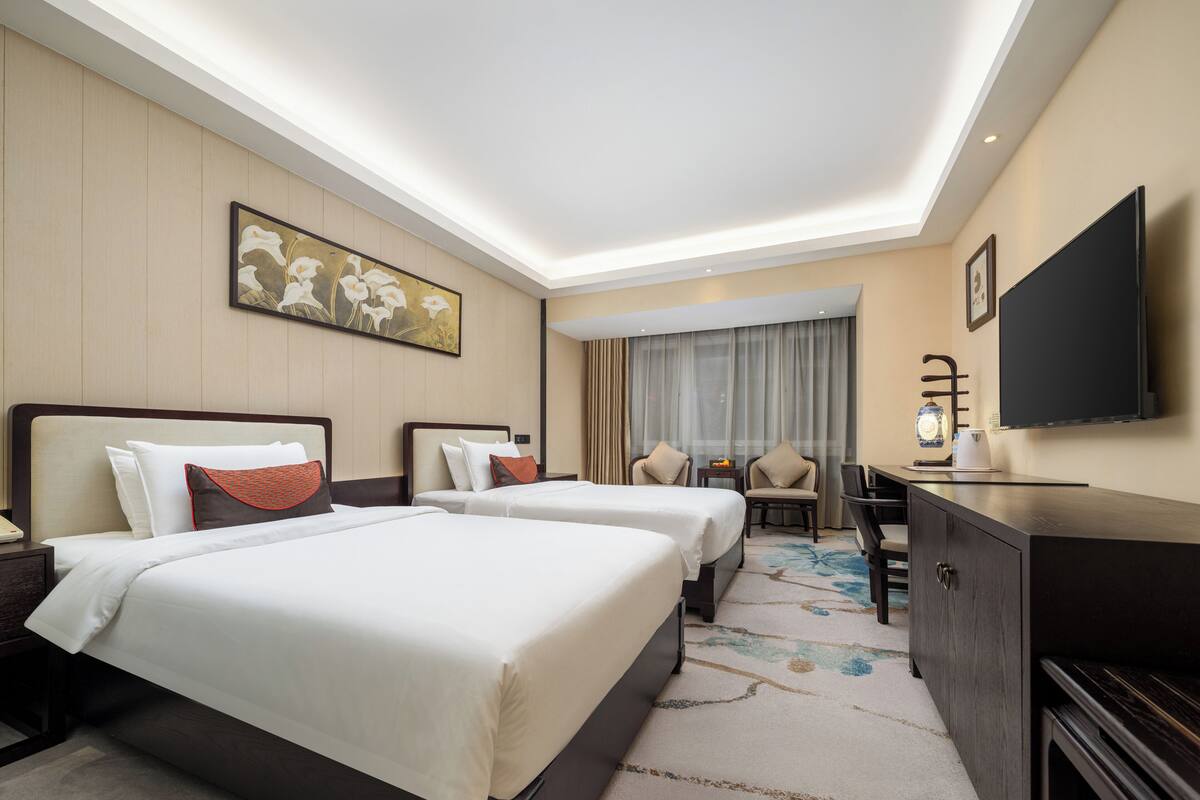 Premium bedding, in-room safe, desk, blackout drapes