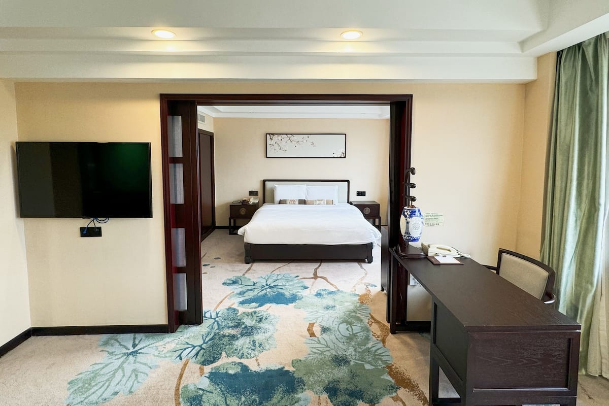 Business Suite | Premium bedding, in-room safe, individually decorated, desk