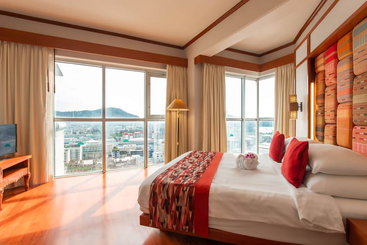 Paradise Suite Room | Minibar, in-room safe, desk, laptop workspace