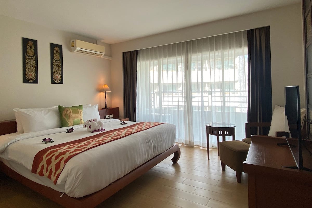 Royal Studio Suite, Pool View | Minibar, in-room safe, desk, laptop workspace