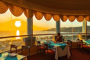 4 restaurants; breakfast, lunch, dinner, and brunch served