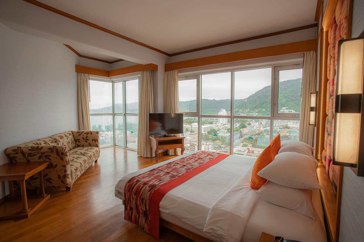 Executive Suite, 2 Bedrooms, Non Smoking, Partial Sea View | Minibar, in-room safe, desk, laptop workspace