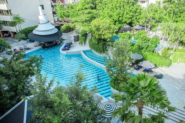 Una piscina al aire libre, cabañas de piscina gratuitas, sombrillas