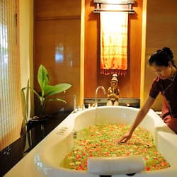 Couples treatment rooms, sauna, hot tub, steam room, body treatments