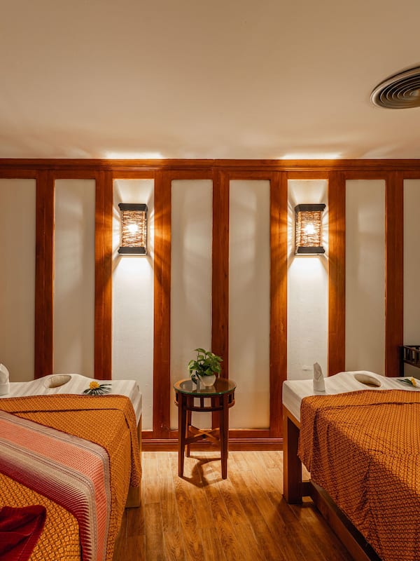 Couples treatment rooms, sauna, hot tub, steam room, body treatments
