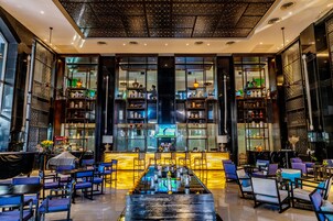 2 bar/lounge, bar sull'acqua, bar a bordo piscina