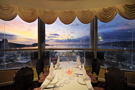 4 restaurants, breakfast, lunch, dinner served; Chinese cuisine