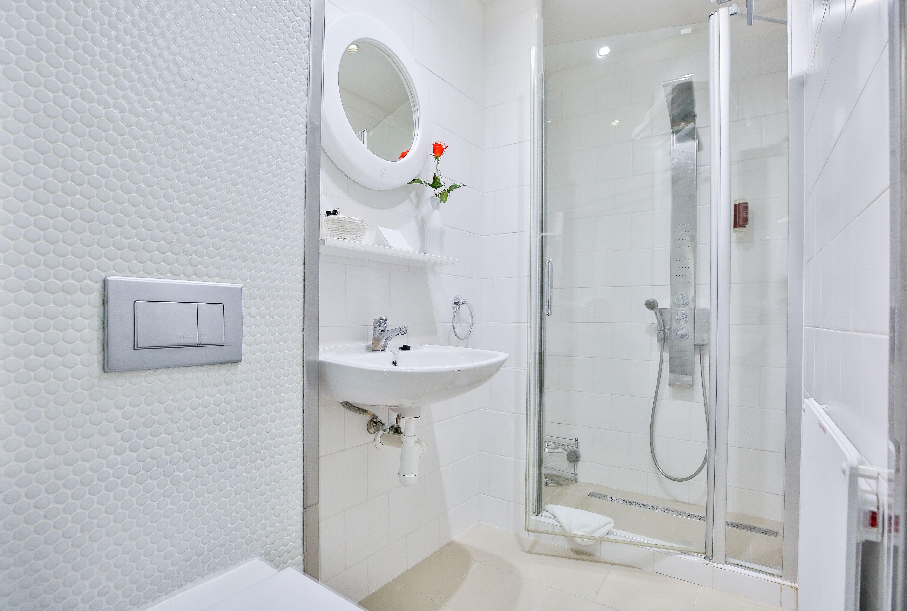 Small Basic Budget  Double Room - Ground Floor | Baño | Artículos de higiene personal de diseño, secador de pelo y toallas