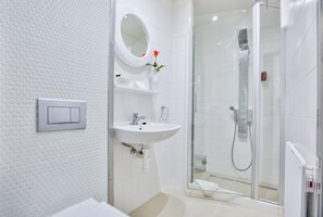 Small Basic Budget  Double Room - Ground Floor | Kylpyhuone | Designer-hygieniatuotteet, hiustenkuivaaja, pyyhkeet, saippua