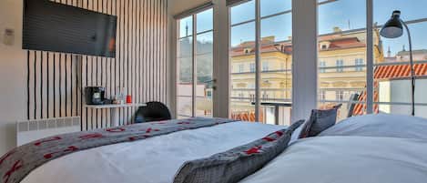 Small Double Room with Balcony | 1 slaapkamer, een kluis op de kamer, individueel gedecoreerd