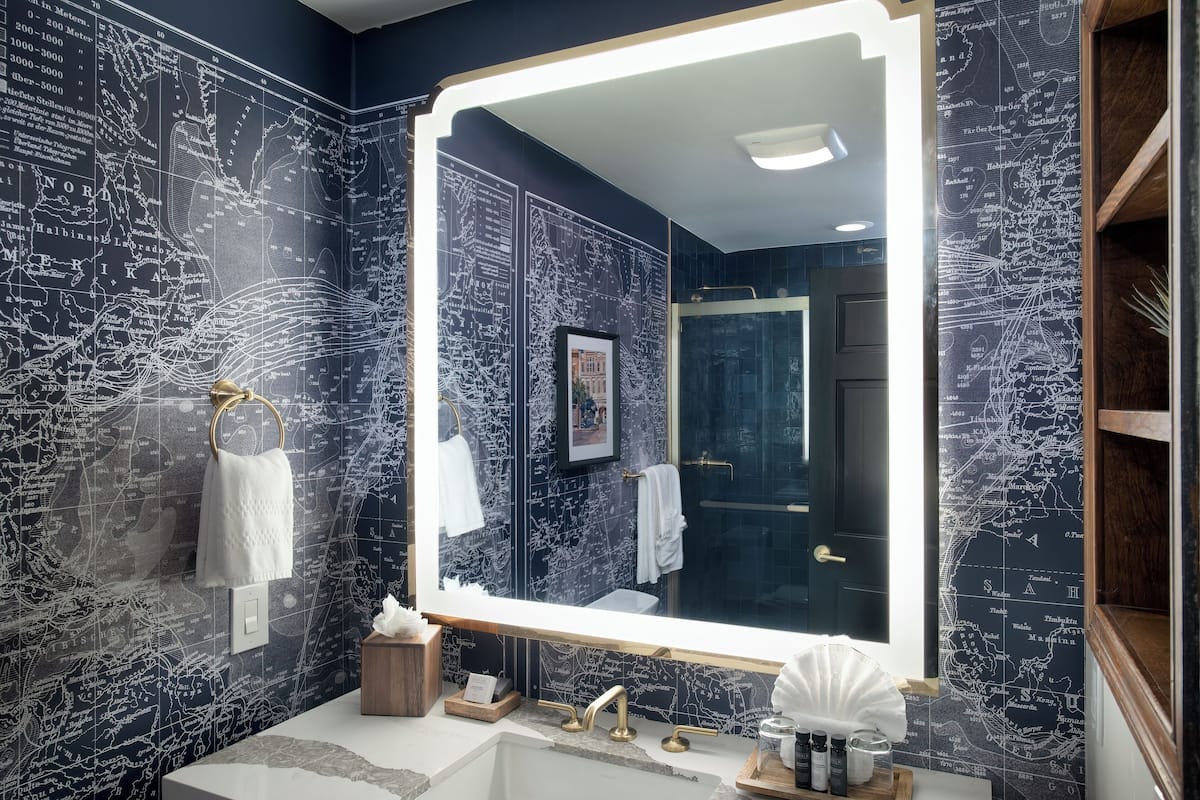 Asciugamani, sapone, shampoo, carta igienica