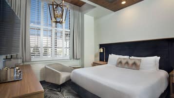 Muebles diferentes, escritorio y espacio para trabajar con laptop