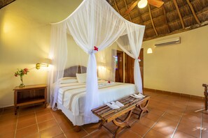 Royal mayan bungalow with jacuzzi | Premium bedding, minibar, in-room safe, desk - The Lodge At Uxmal (Santa Elena)