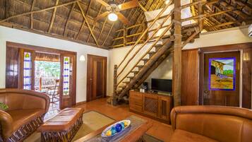 ハネムーン ロフト キングベッド 1 台 浴槽 プールビュー | 高級寝具、ミニバー、セーフティボックス (室内)、デスク