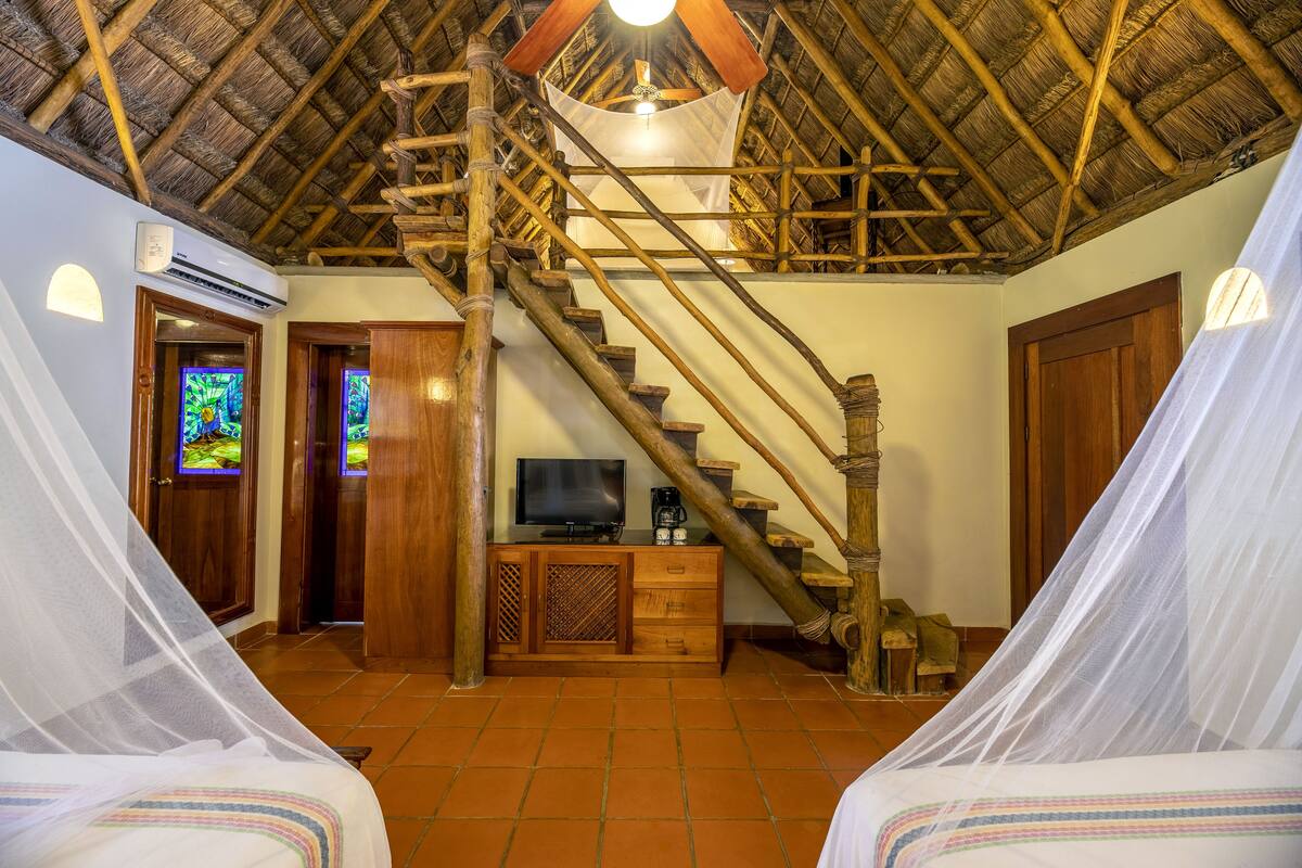 Royal Mayan Bungalow with Loft | Ropa de cama de alta calidad y minibar 