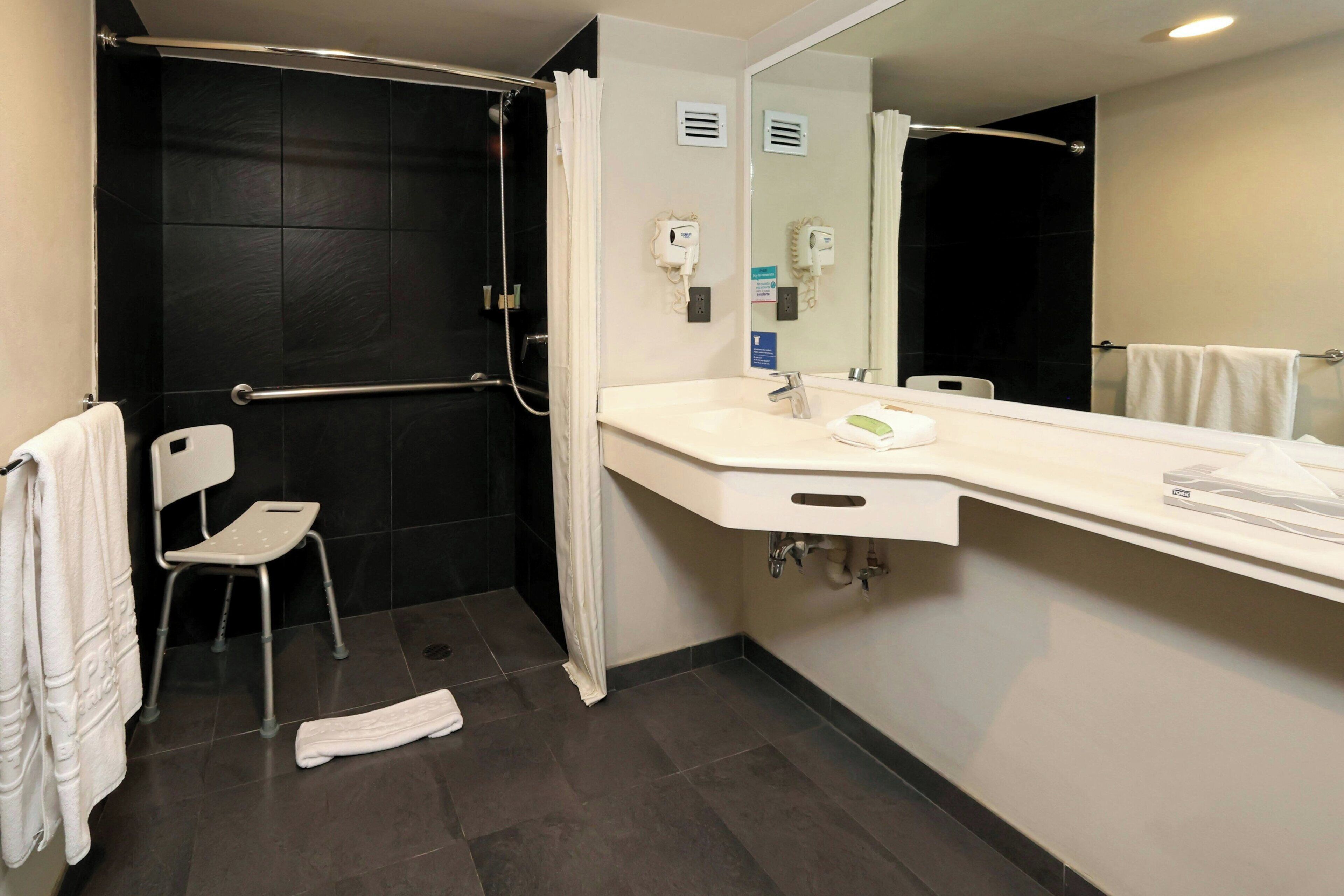 Habitación, 1 cama Queen size | Baño | Regadera, secadora de cabello, toallas 