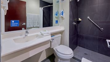 Regadera, secadora de cabello, toallas