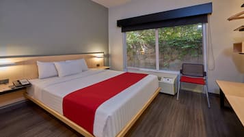 Escritorio, tabla de planchar con plancha, wifi gratis y ropa de cama