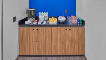 Ein reichhaltiges Buffet mit Kaffee, Snacks und Getränken.