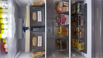 Un frigorífic amb prestatges organitzats que contenen diferents aliments i condiments.