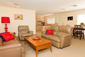 Exclusive-Apartment, 2 Schlafzimmer, Küche | Wohnbereich | 32-Zoll-Flachbildfernseher mit Kabelempfang, Fernseher, aktuelle Filme