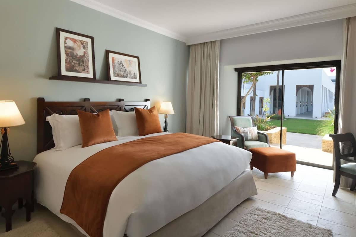 Deluxe Room, 1 King Bed, Terrace, Pool View