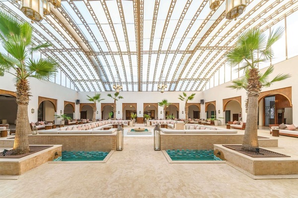 3 bars/lounges, lobby lounge