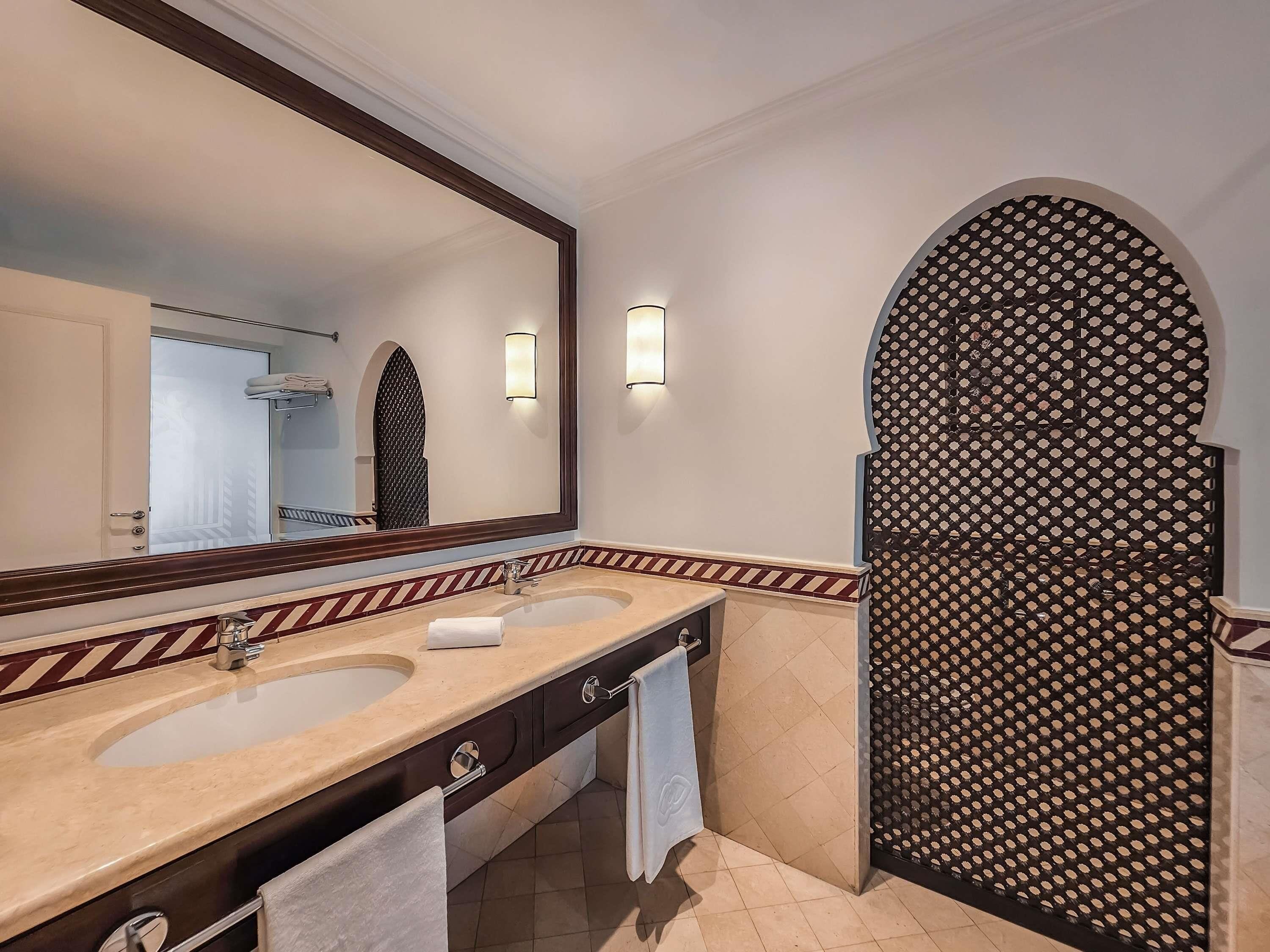 Sábanas de algodón egipcio, ropa de cama de alta calidad y minibar 