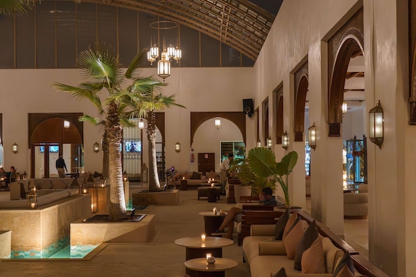 3 bars/lounges, lobby lounge