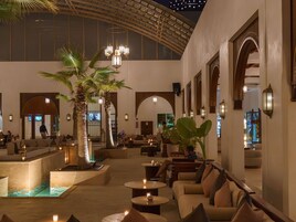 3 bares, salón en el lobby