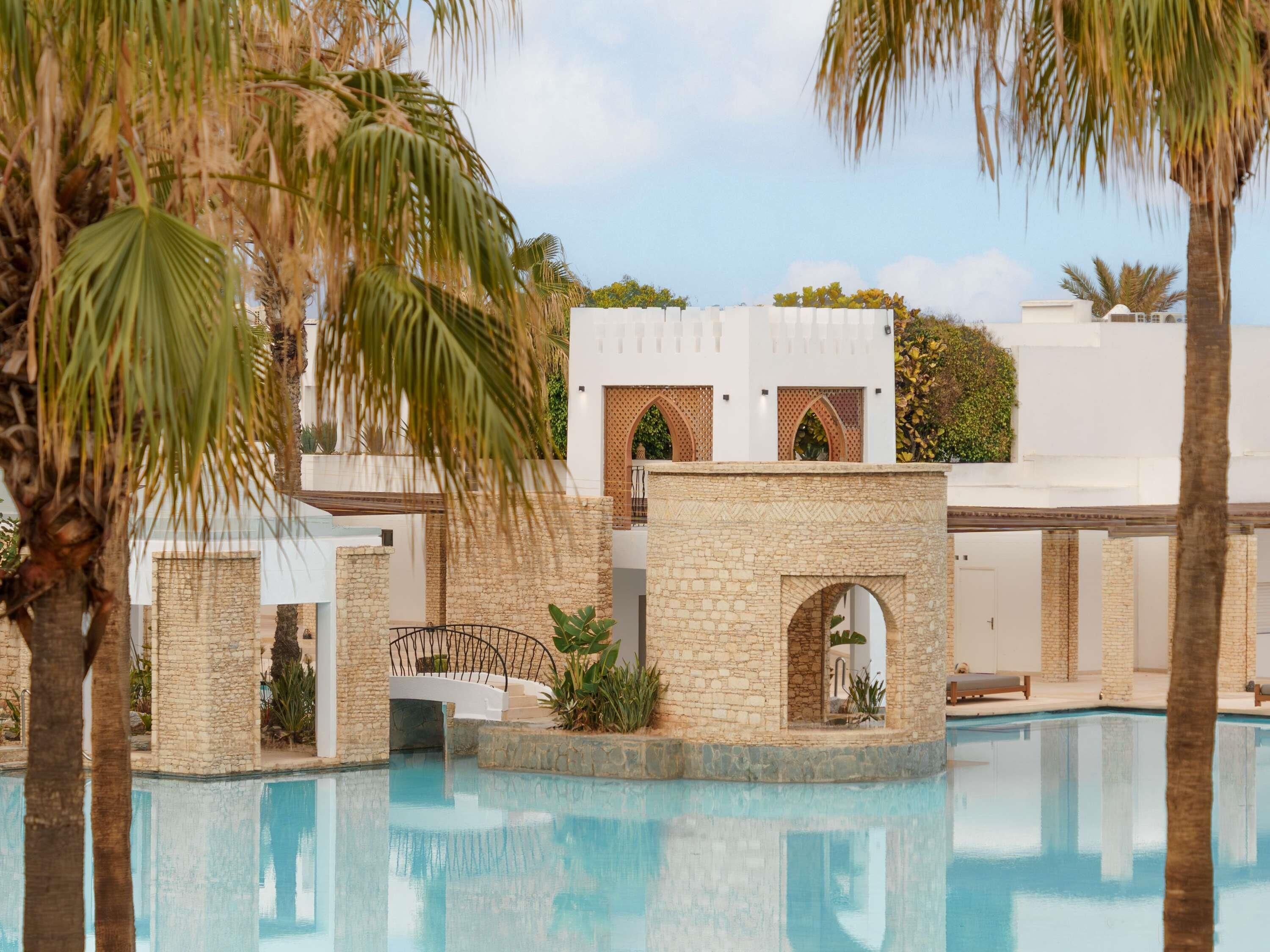 Outdoor pool, free cabanas, pool umbrellas