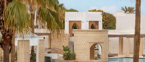 Piscina externa, barracas de cortesia, guarda-sóis
