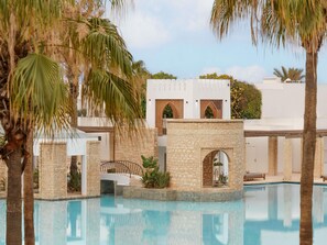 Una piscina al aire libre, camas de piscina gratis, sombrillas