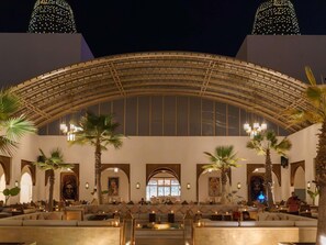 3 bares, salón en el lobby