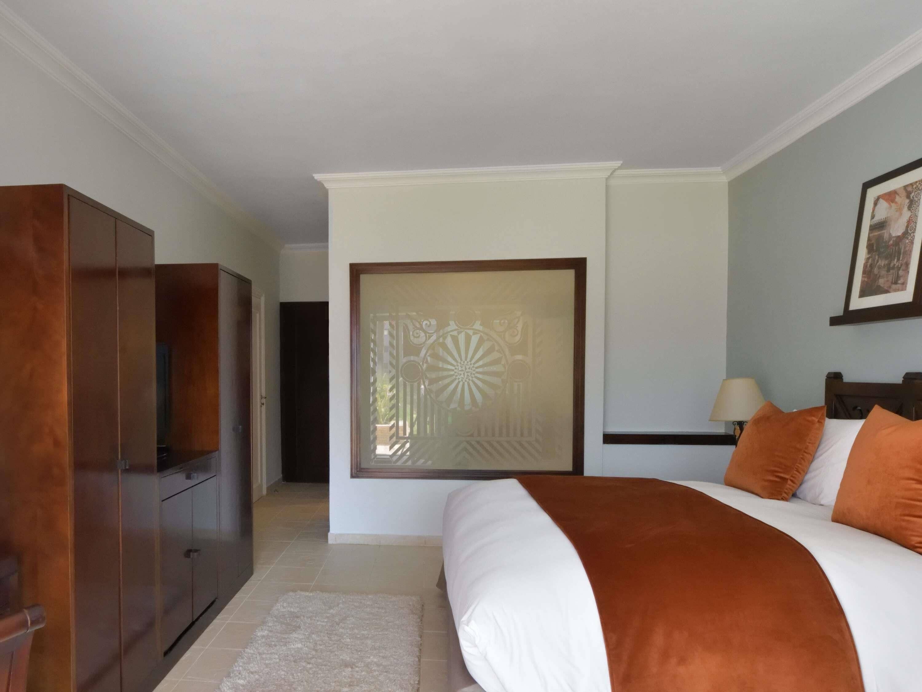 Egyptian cotton sheets, premium bedding, minibar, in-room safe