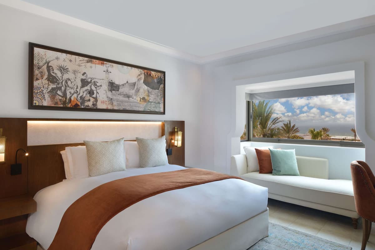 Deluxe-Zimmer, 1 King-Bett, Meerblick (and Pool View) | Bettwäsche aus ägyptischer Baumwolle, hochwertige Bettwaren, Minibar