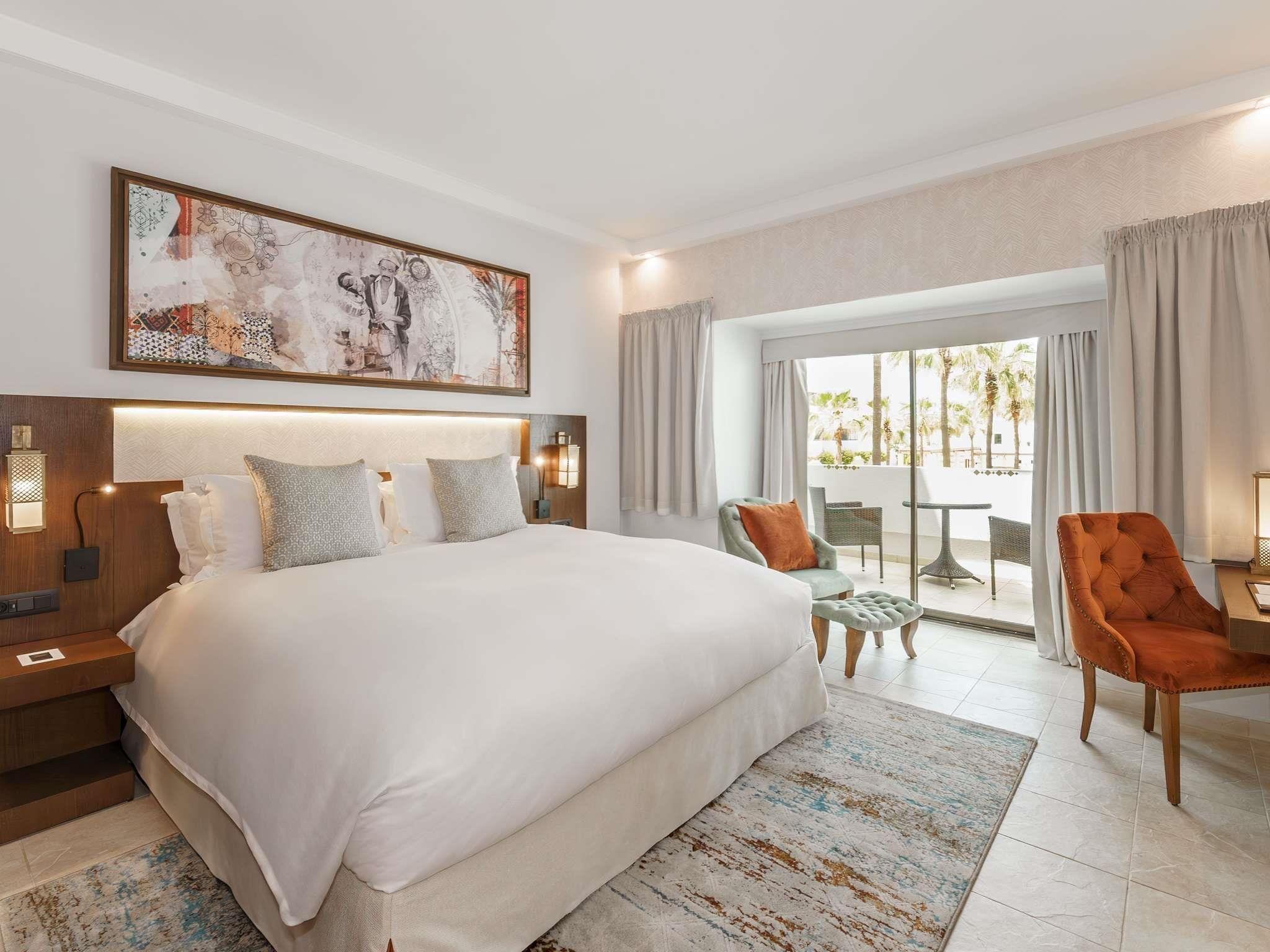 Deluxe kamer, 1 kingsize bed, balkon, uitzicht op oceaan (and Pool View) | Lakens van Egyptisch katoen, luxe beddengoed, een minibar