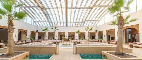 3 Bars/Lounges, Lobby-Lounge
