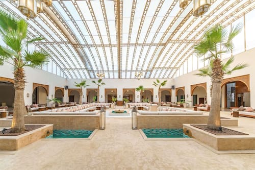 3 bars/lounges, lobby lounge