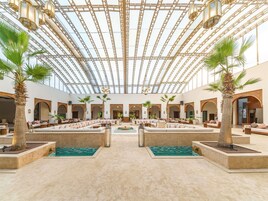 3 bares, salón en el lobby