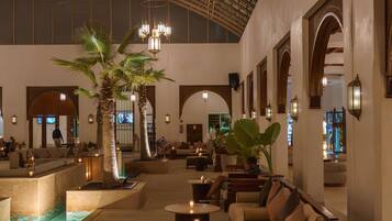 3 bars/lounges, lobby lounge