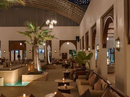 3 bares, salón en el lobby