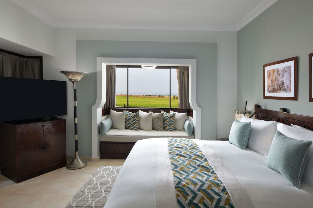 Egyptian cotton sheets, premium bedding, minibar, in-room safe